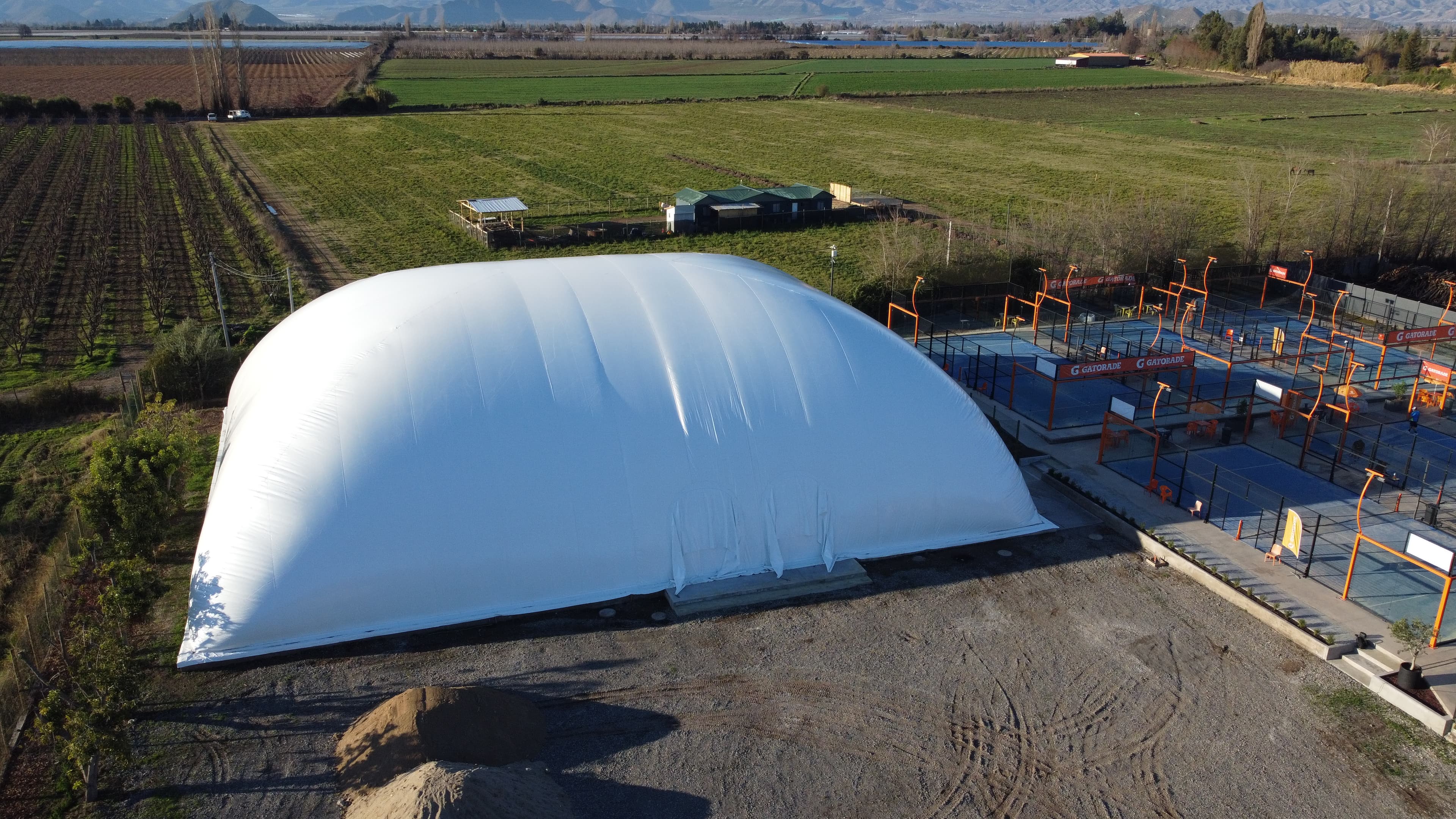 Domo Aerodomo instalado junto a canchas deportivas exteriores en la Región del Maule